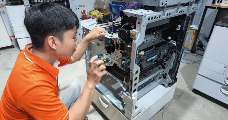 Hệ thống nhông và dây đai phía sau máy photocopy Ricoh
